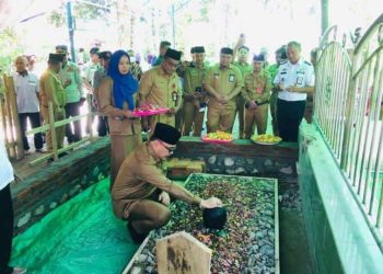 Pj Bupati Bolmong Limi Mokodompit Ziarahi Makam H2M 