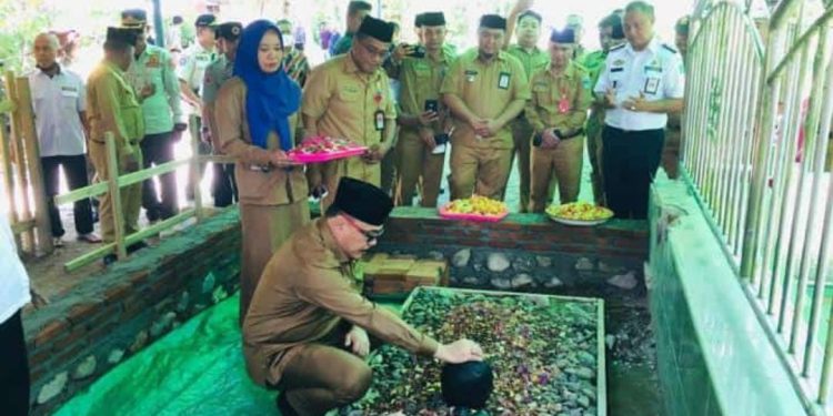 Pj Bupati Bolmong Limi Mokodompit Ziarahi Makam H2M