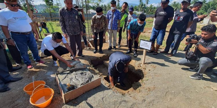 Berbandrol 25 Miliar, Depri Pontoh Resmi Letakkan Batu Pembangunan Gedung Ini di Desa Bigo Selatan