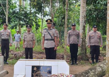 Sambut HUT Bhayangkara ke-76, Polsek Kaidipang Ziarah Ke Mantan Kapolsek