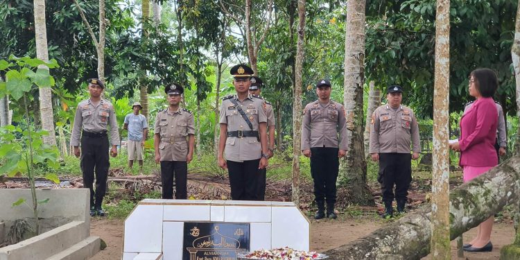 Sambut HUT Bhayangkara ke-76, Polsek Kaidipang Ziarah Ke Mantan Kapolsek