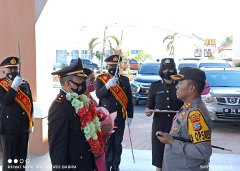 Purna Tugas, Kompol Meydi Gosal Dilepas Dengan Tradisi Pedang Pora