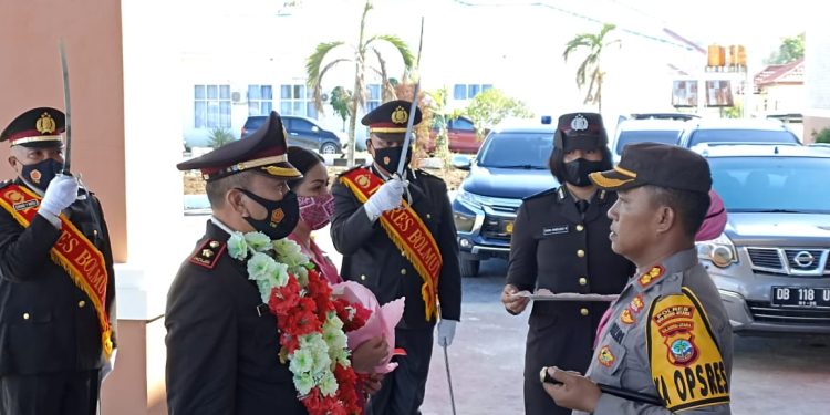 Purna Tugas, Kompol Meydi Gosal Dilepas Dengan Tradisi Pedang Pora