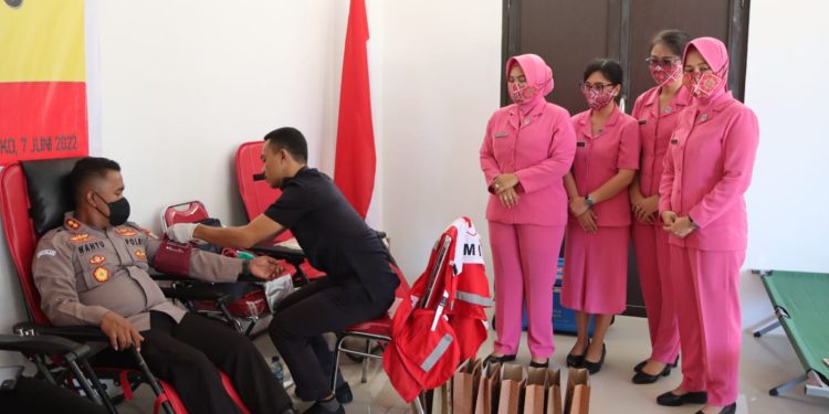 Sambut HUT Bhayangkara ke-76, Polres Bolmut Gelar Donor Darah