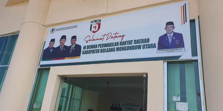 Ada Anggota Polres Bolmut Berjaga di Depan Kantor DPRD Bolmut, Kenapa ?