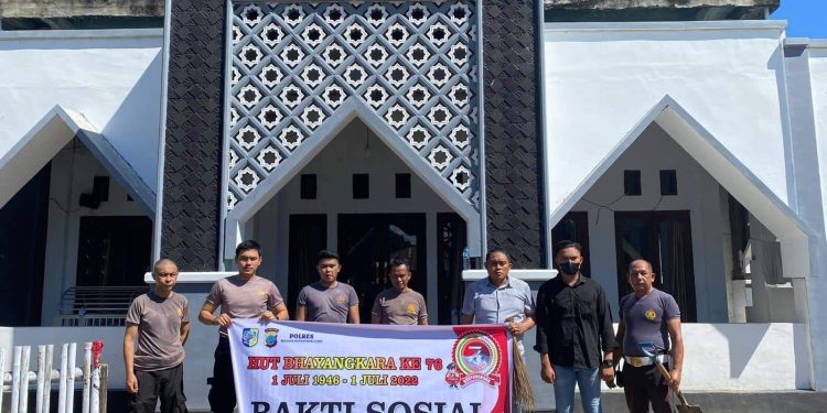 Wujud Pengabdian Terhadap Masyarakat, Kapolres Bolmut dan Anggota Baksos di Tempat Ibadah