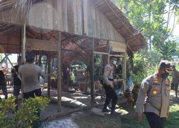 Polres Bolmut Saat Bedah Rumah Warga Desa Bolangitang Induk (Foto/Ist)