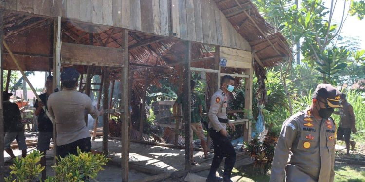 Polres Bolmut Saat Bedah Rumah Warga Desa Bolangitang Induk (Foto/Ist)