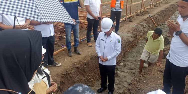 Sekda Tahlis Letakkan Batu Pertama Pembangunan Laboratorium Kesehatan