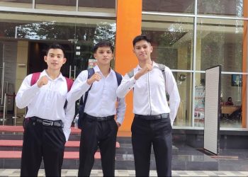 Kevin Rizky Kakunsi Berdiri Sebelah Kanan Calon Praja IPDN Asal Bolmut (Foto/ist)