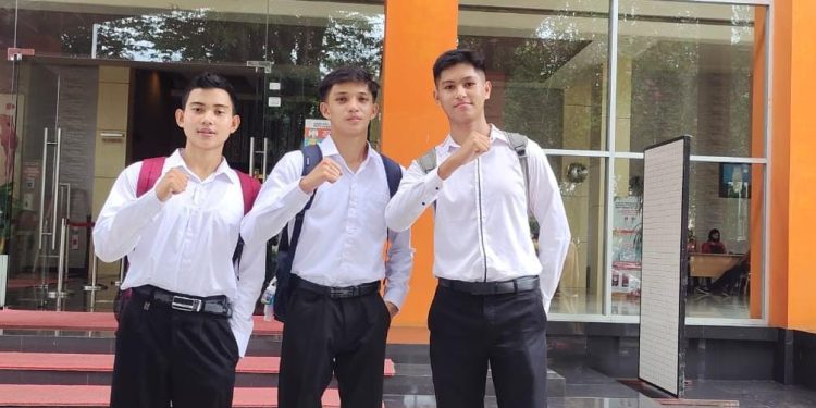Kevin Rizky Kakunsi Berdiri Sebelah Kanan Calon Praja IPDN Asal Bolmut (Foto/ist)