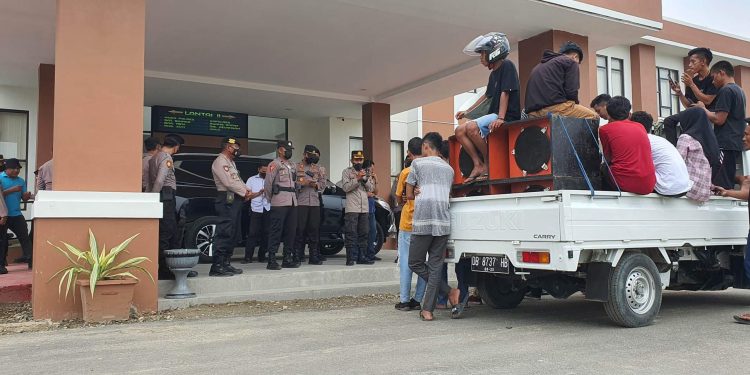 Pemuda Desa Paku “Gempur” Mapolres Bolmut, Ternyata Sampaikan Ini