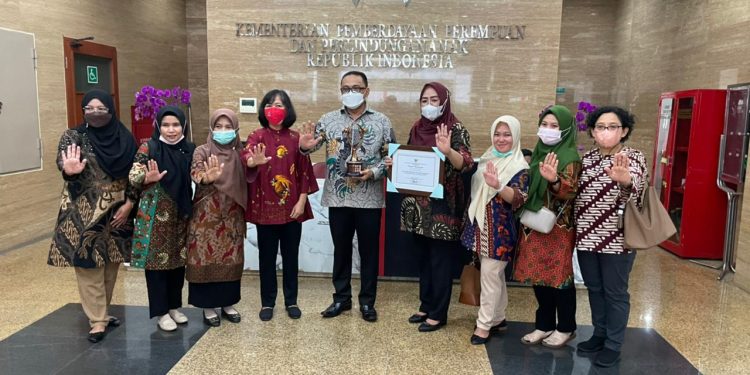 Pj Bupati Bolmong Limi Mokodompit Terima Penghargaan KLA Pratama