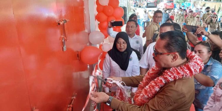 Pj Bupati Limi Mokodompit Resmikan Gedung Bumdes di Desa Mariri Baru