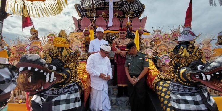 Pj Bupati Limi Mokodompit Resmikan Pura di Desa Dumoga Dua