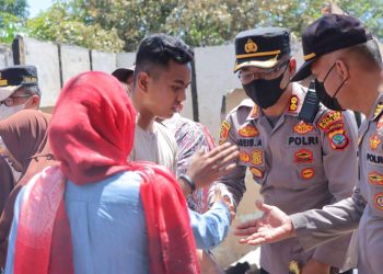 Kapolres Bolmut Datang Dan Berikan Bantuan Korban Kebakaran di Sangkub Satu