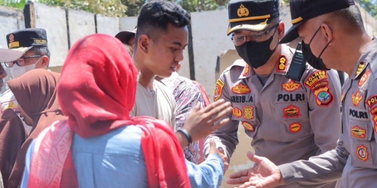 Kapolres Bolmut Datang Dan Berikan Bantuan Korban Kebakaran di Sangkub Satu