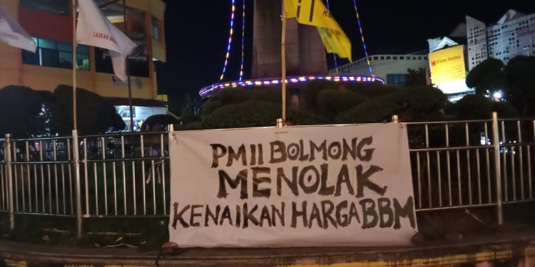 BBM Naik, PMII Bolaang Mongondow Bentangkan Spanduk Penolakan