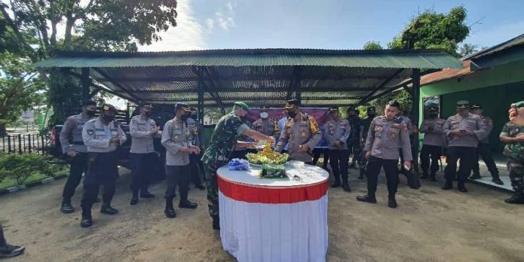 Kue Dan Tumpeng Jadi Surprise Kapolres Bolmut di HUT TNI ke-77