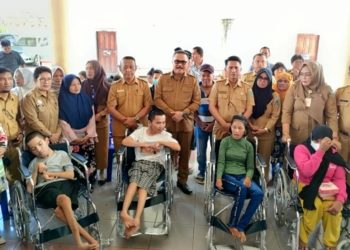 Bupati Limi Mokodompit Beri Bantuan Penyandang Disabilitas dan Kube