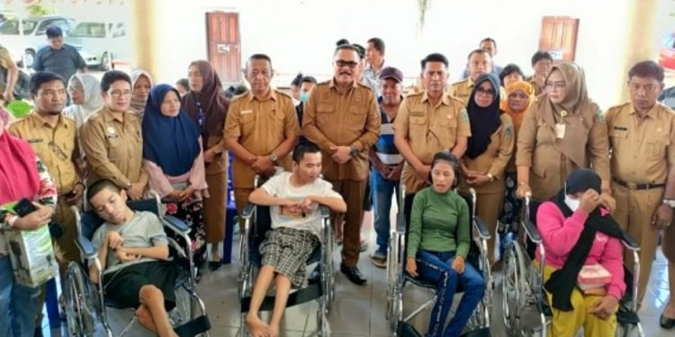 Bupati Limi Mokodompit Beri Bantuan Penyandang Disabilitas dan Kube