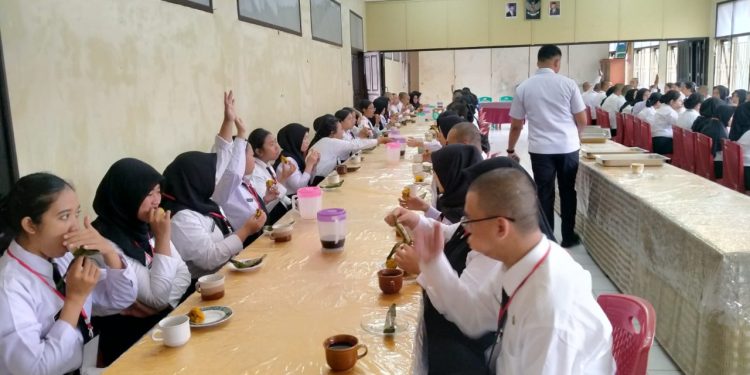 Peserta Latsar Menerima Makan-Minum