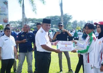Tunaikan Janji, Bupati Bolmut Serahkan Bonus Atlet Porprov 