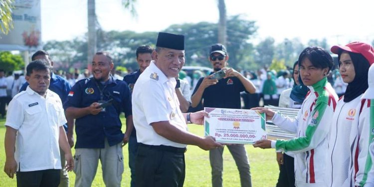 Tunaikan Janji, Bupati Bolmut Serahkan Bonus Atlet Porprov