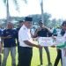Tunaikan Janji, Bupati Bolmut Serahkan Bonus Atlet Porprov