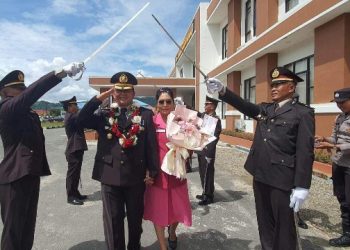 Tradisi Pedang Pora Lepas Purna Tugas Kompol Joy Fery Momomuat