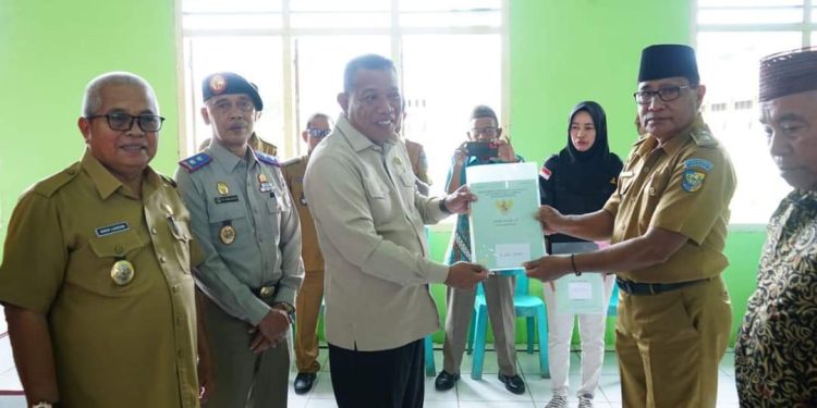 Bagikan 101 Sertipikat Program TORA 2022, Ini Harapan Kepala BPN Bolmut