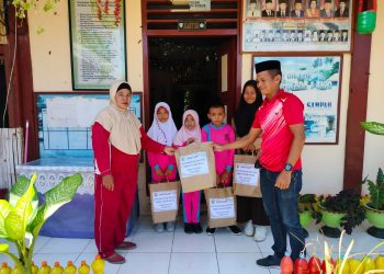 Peduli Anak Yatim Piatu, Irwan Pontoh Serahkan Bantuan Pendidikan 