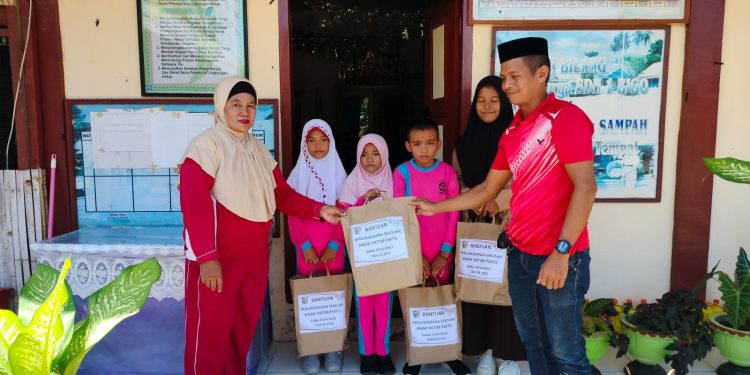 Peduli Anak Yatim Piatu, Irwan Pontoh Serahkan Bantuan Pendidikan