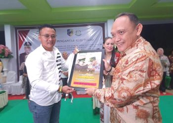 Momen Nana Riana Menyuap Kapolres Bolmut Jadi Cenderamata di Acara Pengantar Alih Tugas Kejari Bolmut