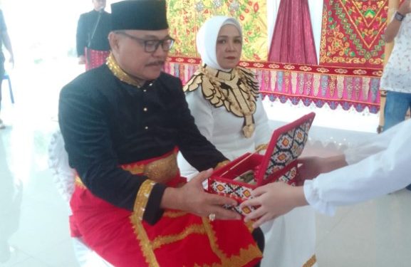 Limi Mokodompit Terima Gelar Adat Bogani