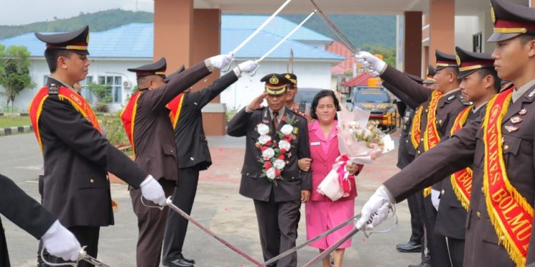 Kapolres Bolmut Beri Penghormatan Terakhir Kepada Samuel Kayangan