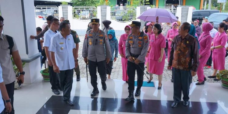 Ketua DPRD Bolmut Jemput Kedatangan Kapolda Sulut Setyo Budiyanto
