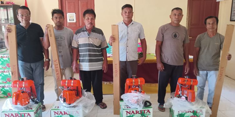 Melalui Dana Desa, Sangadi Komus I Salurkan Mesin Pemangkas Rumput 
