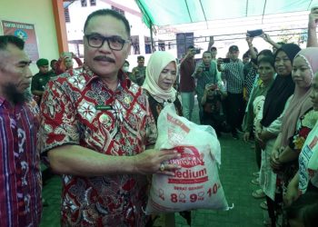 Pemerintah Peduli Pangan, PJ Bupati Bolmong Serahkan Bantuan Beras