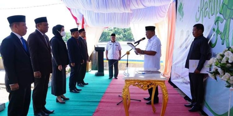 Bupati Bolmut Lantik 6 Pejabat Terbaik, Satunya Kadis Dispendukcapil