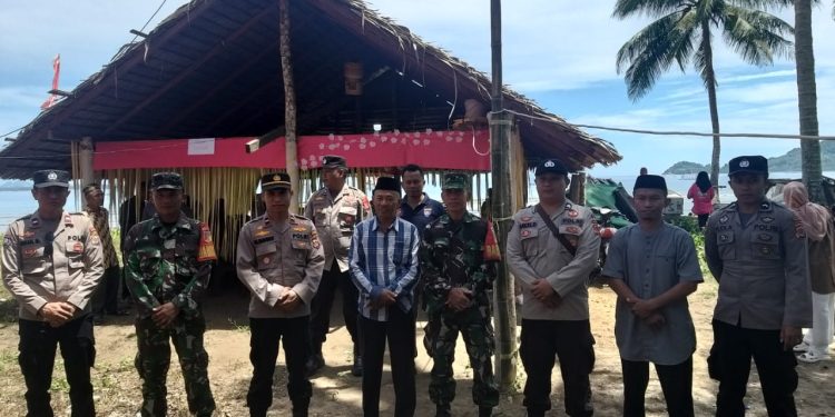 Polri dan TNI Jaga Keamanan Lebaran Ketupat di Kecamatan Pinogaluman