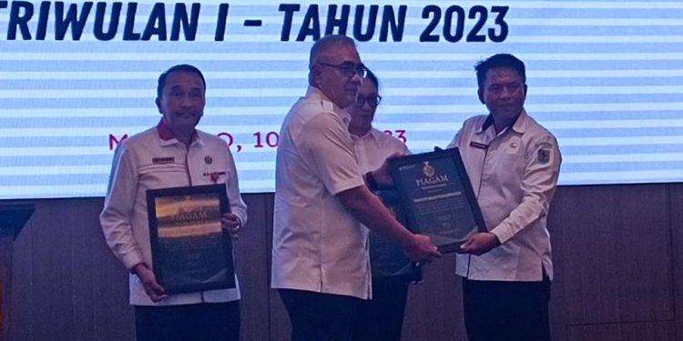 Tahlis Terima Penghargaan Tiga Terbaik Sulut