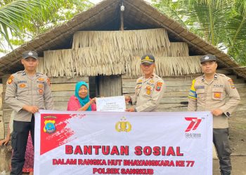 Aksi Sosial Polsek Sangkub, Serahkan Bansos Kepada Masyarakat Kurang Mampu 