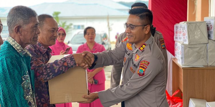 Jelang HUT Bhayangkara Ke-77, Kapolres Bolmut Serahkan Bansos Untuk Fakir Miskin Dan Anak Yatim Piatu