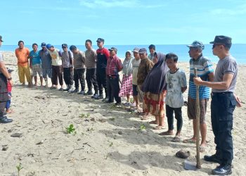 Peduli Lingkungan, Kapolsek Pinogaluman Pimpin Aksi Bersih Pantai