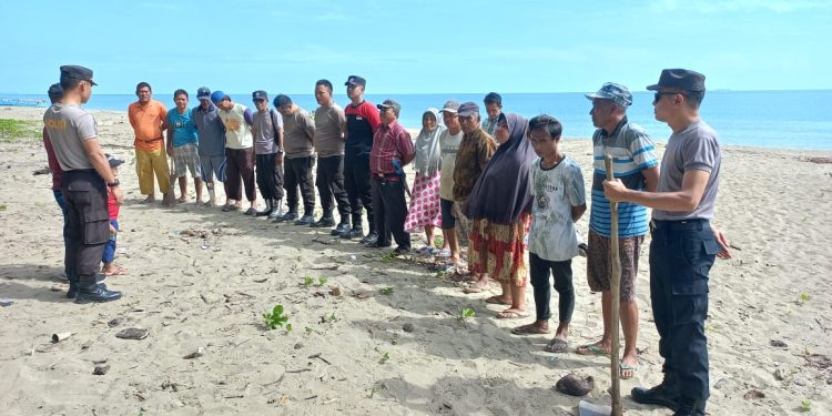 Peduli Lingkungan, Kapolsek Pinogaluman Pimpin Aksi Bersih Pantai