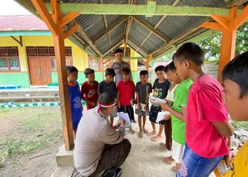 Beri Edukasi Kepada Anak, Kapolsek Sangkub Salurkan Buku Bacaan