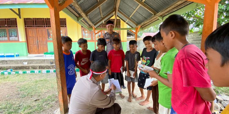 Beri Edukasi Kepada Anak, Kapolsek Sangkub Salurkan Buku Bacaan