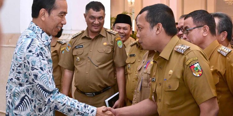 Bertemu Penjabat Kepala Daerah, Jokowi : Bapak Ibu Miring-Miring, Saya Ganti 