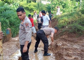 Banjir Dan Tanah Longsor Terjadi di Dua Desa, Kapolsek Pinogaluman Turun Tangan 